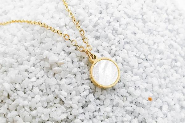 Collier minimaliste doré et nacre