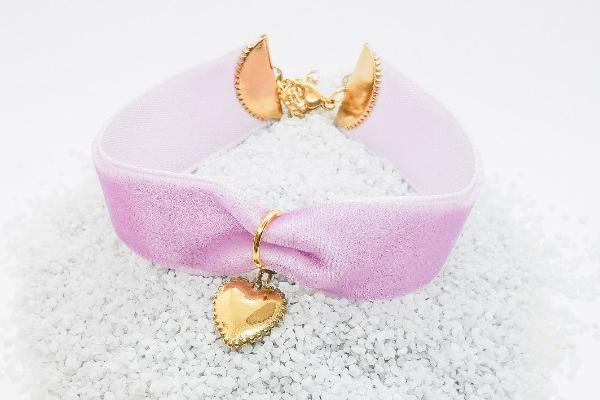 Bracelet ruban velours parme & medaillon coeur 