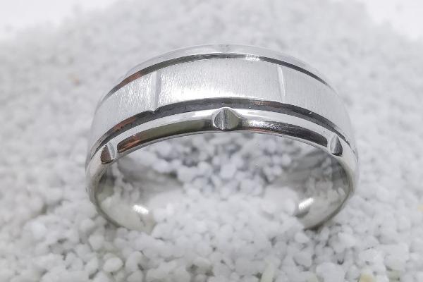 Bague masculine anneau acier inox argenté interieur brossé