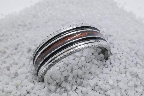 Bague masculine acier inox argenté liseret noir & résine effet bois