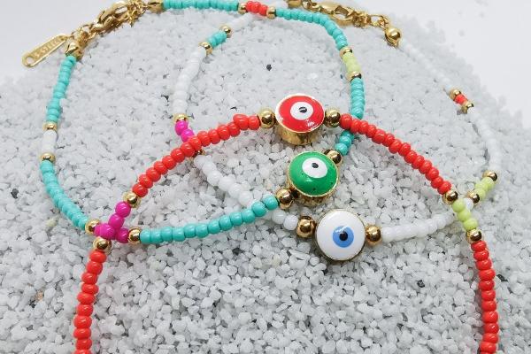 Bracelet en petites perles de plusieurs couleurs & Talisman Oeil