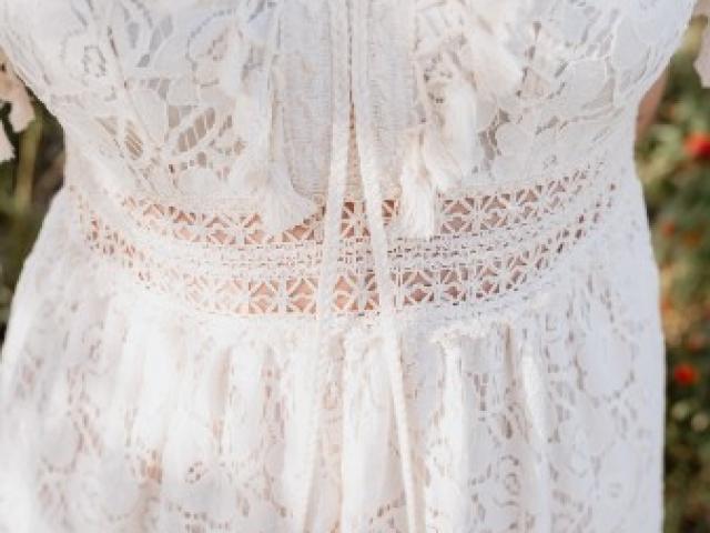 Robe longue manches courtes dentelles style boho chic col et dos en V