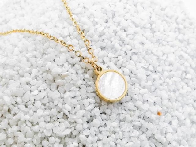 Collier minimaliste doré et nacre