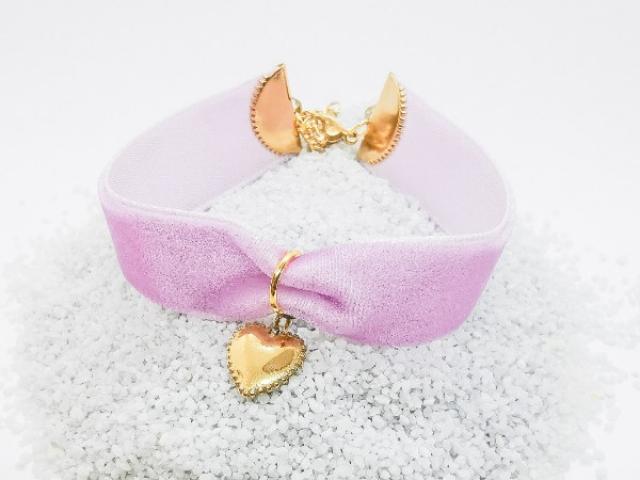 Bracelet ruban velours parme & medaillon coeur 