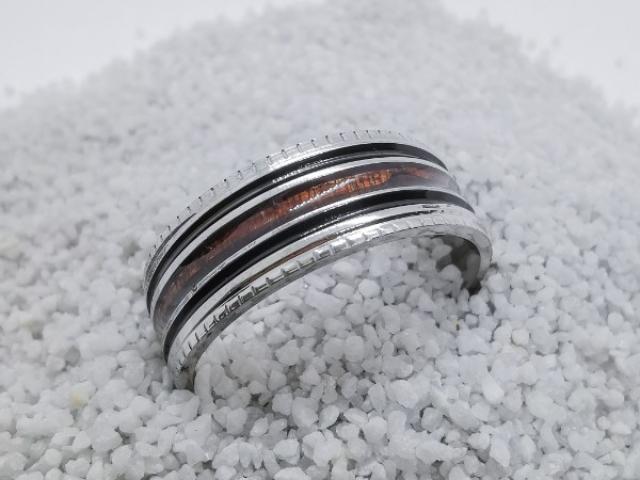 Bague masculine acier inox argenté liseret noir & résine effet bois