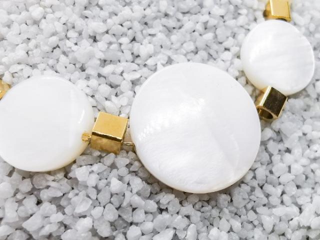 Bracelet création pastilles de nacre & perles cubes en acier inoxydable doré