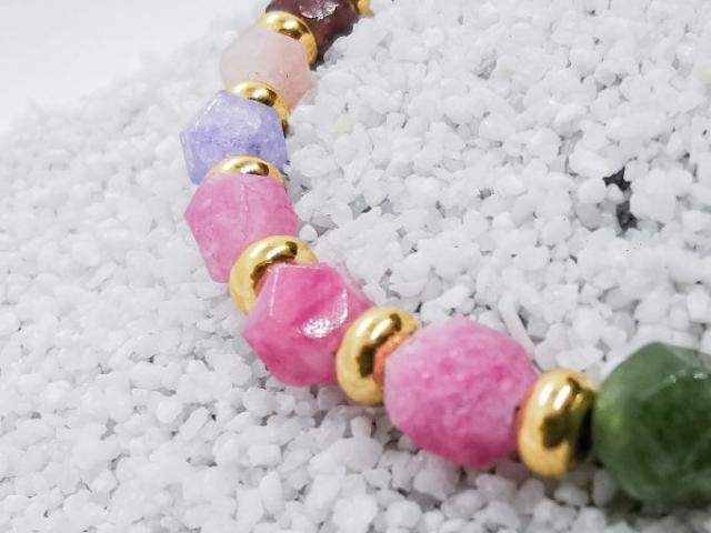 Bracelet création en tourmaline colorée & acier inoxydable doré