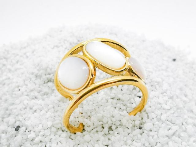 Bague dorée en acier inoxydable & résine blanche effet nacre