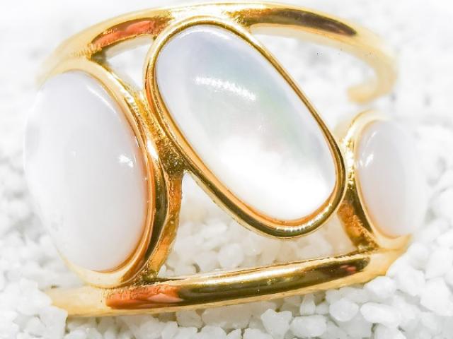 Bague dorée en acier inoxydable & résine blanche effet nacre
