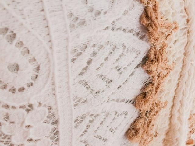 Robe bohème en dentelle blanche & macramé à fines bretelles